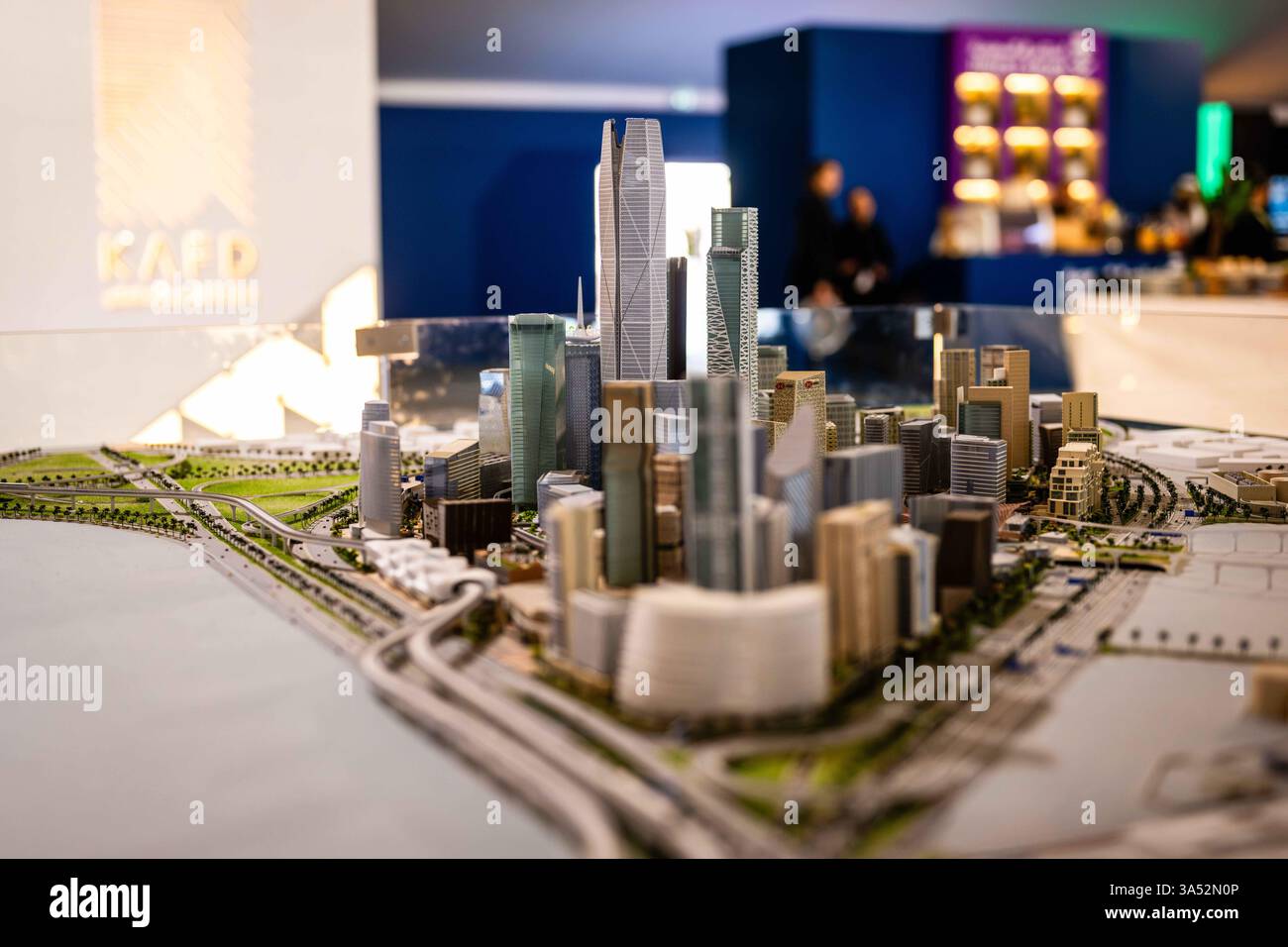 Cannes, Frankreich. März 2025. Ein Präsentationsmodell des KAFD-Projekts (King Abdullah Financial District) im Herzen von Riad in Saudi-Arabien wird auf der MIPIM (Marché International des Professionnels de l'Immobilier) gezeigt. Das MIPIM (Marché International des Professionnels de l'Immobilier) bringt Fachleute der Branche (Bauunternehmer, Architekten, Immobilienmakler) im Palais des Festivals zusammen. (Credit Image: © Laurent Coust/SOPA Images via ZUMA Press Wire) NUR REDAKTIONELLE VERWENDUNG! Nicht für kommerzielle ZWECKE! Stockfoto