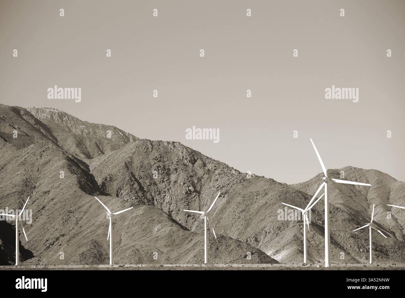 Windturbinen stehen vor den zerklüfteten und kargen Berghängen des Mount San Jacinto in der Nähe von Palm Springs Stockfoto