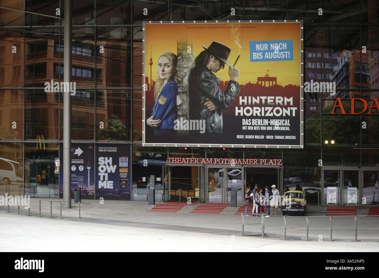 Berlin - 21. Juni 2016: Theaterbesucher stehen am 21. Juni 2016 in Berli neben einem Trabant-Wagen am Eingang des Theaters am Potsdamer Platz Stockfoto