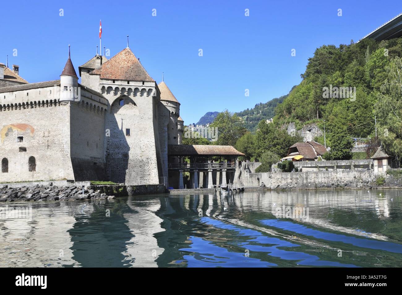 Mächtige Mauer mittelalterliche Burg Chillon am Genfer See. Klarer und warmer Herbsttag Stockfoto