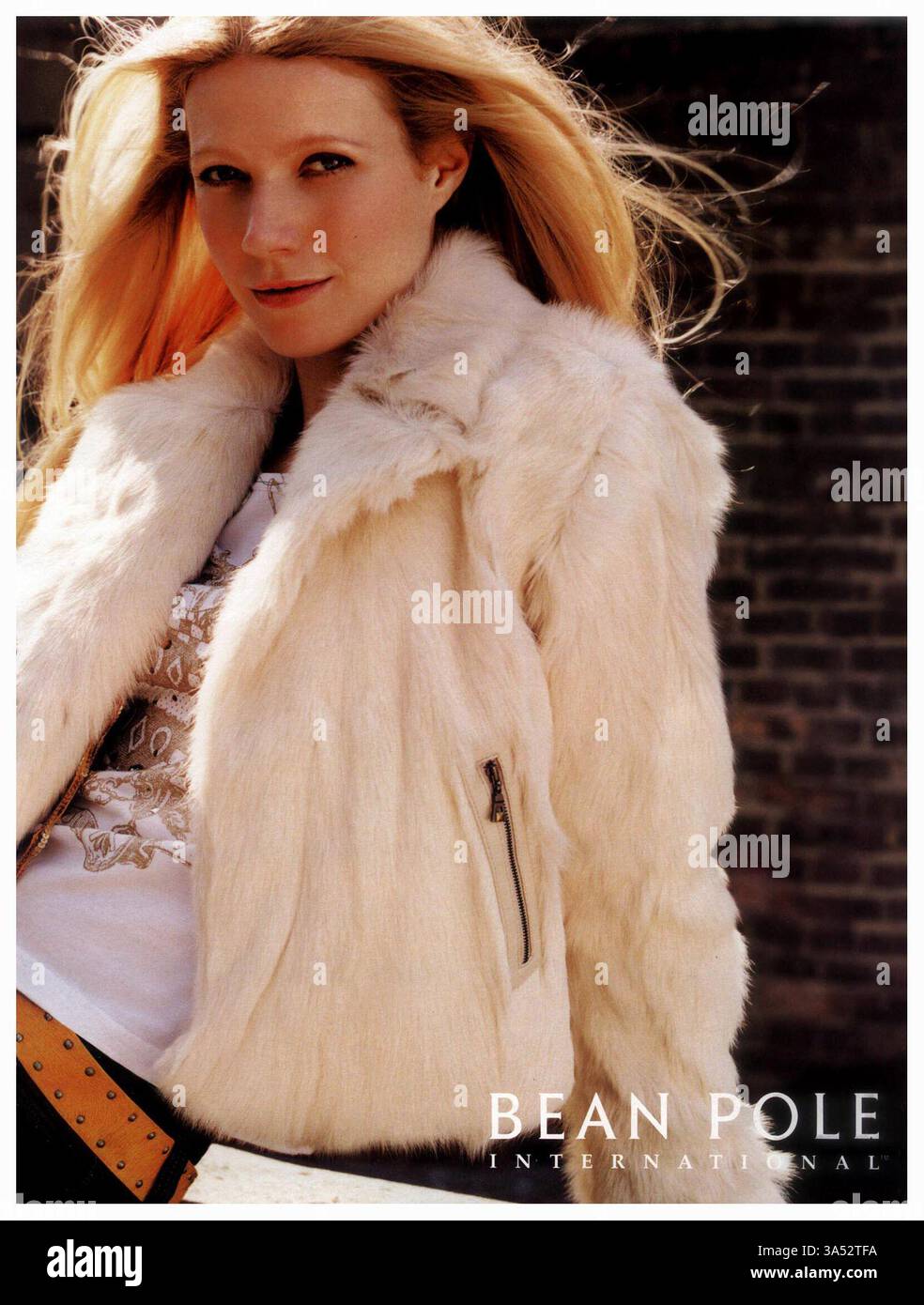 2005 Gwyneth Paltrow modelliert eine weiße Jacke für die Werbekampagne „Bean Pole“ Stockfoto 2005 Gwyneth Paltrow modelliert eine weiße Jacke für die Werbekampagne „Bean Pole“ Stockfoto