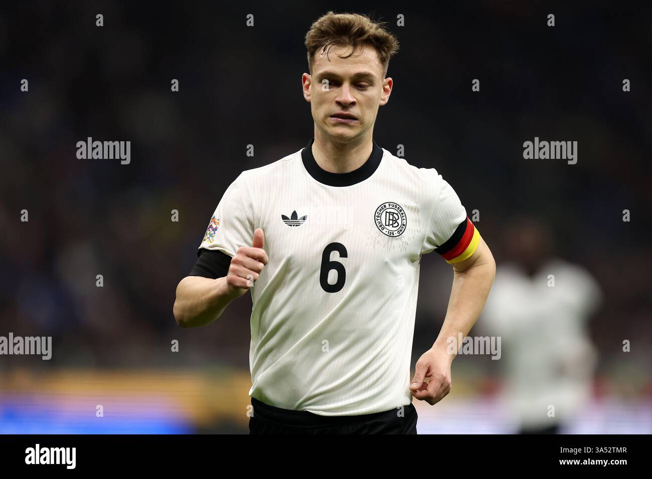 Mailand, Italien. März 2025. Joshua Kimmich aus Deutschland sieht beim ersten Spiel der UEFA Nations League zwischen Italien und Deutschland im Stadio San Siro am 20. März 2025 in Mailand an. Quelle: Marco Canoniero/Alamy Live News Stockfoto