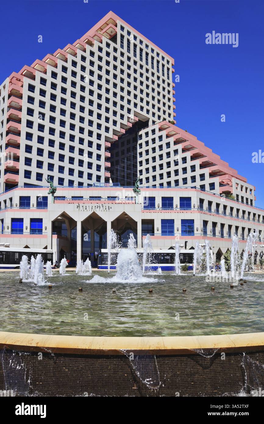 TEL AVIV, ISRAEL - 2. MAI 2014: Malerische Tel Aviv Promenade. Original der Opernturm und der runde Brunnen davor Stockfoto
