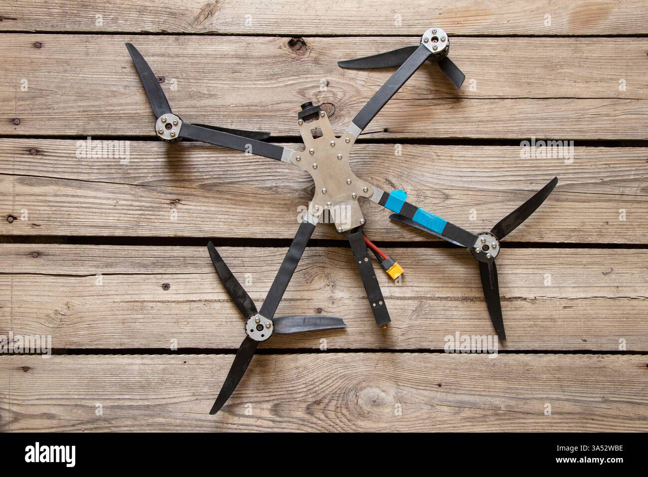 Die abgestürzte russische FPV-Drohne liegt auf Holzbrettern in der Ukraine Stockfoto