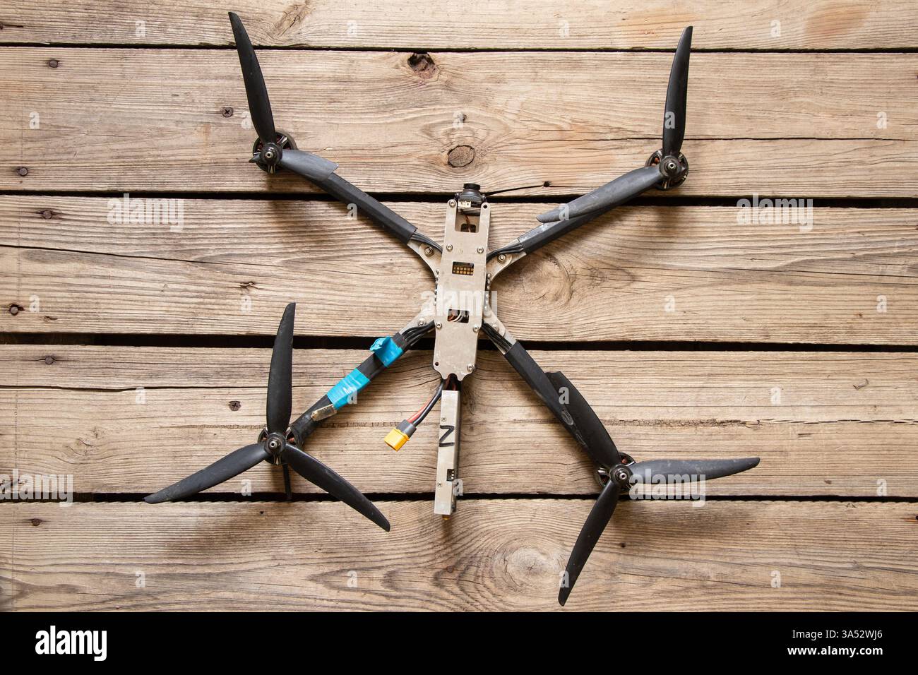 Die abgestürzte russische FPV-Drohne liegt auf Holzbrettern in der Ukraine Stockfoto