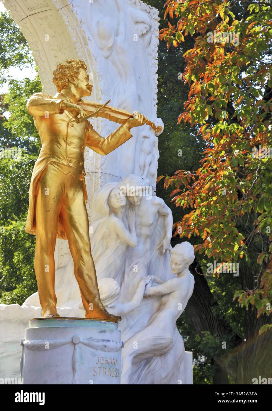 Walzer King. Wunderschöne vergoldete Statue von Johann Strauss mit Violine Stockfoto