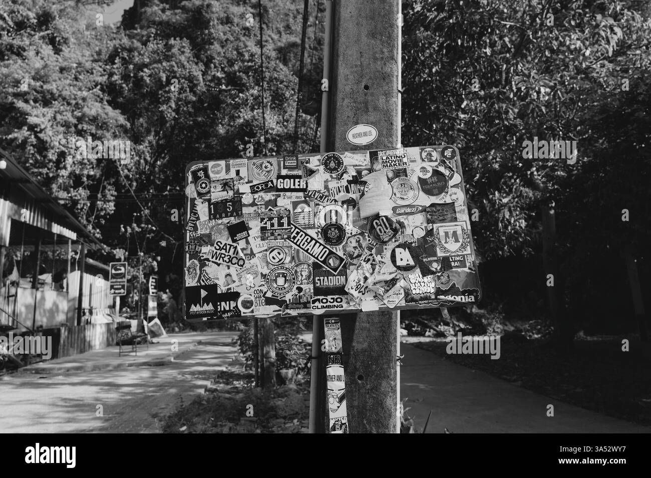 Ein Wegweiser in Railay, bedeckt mit Aufklebern, die von Reisenden hinterlassen wurden Stockfoto