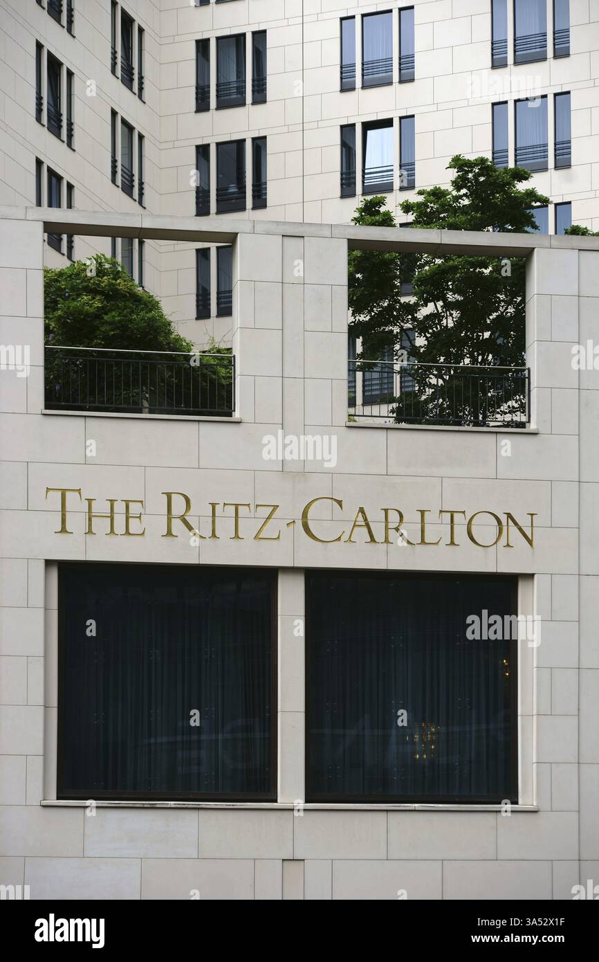 Berlin, Deutschland - 21. Juni 2016: Die markante Verkleidung oder Ziegelfassade des Ritz Carlton Hotels am Potsdamer Platz mit einer bepflanzten Dachterrasse am 21 Stockfoto