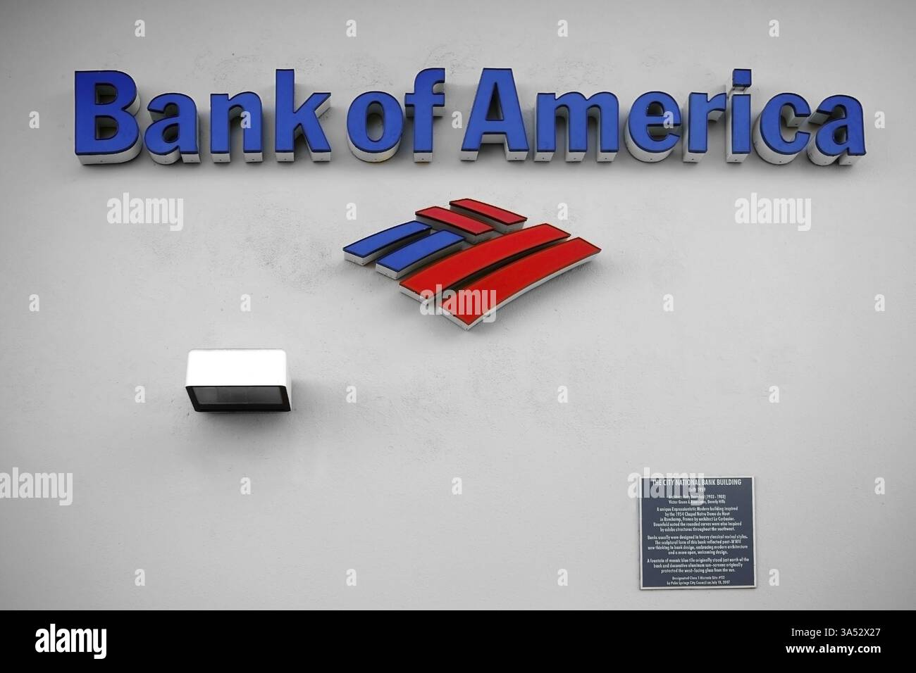 Palm Springs, USA - 24. Dezember 2015: Fassade des Gebäudes der Bank of America National Bank mit Schildern und Logo am 24. Dezember 2015 in P Stockfoto