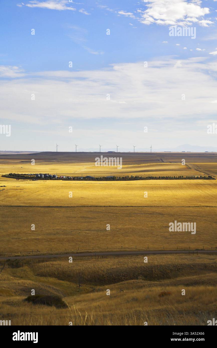 Die amerikanische Prärie im Oktober. Die amerikanischen Straßen- und Windgeneratoren am Horizont Stockfoto