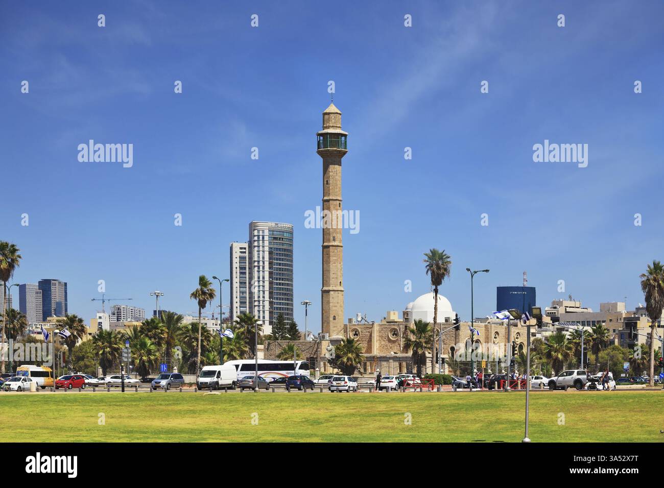 TEL AVIV, ISRAEL - 2. MAI 2014: Arabische Moschee und Minarett vor dem Hintergrund eines Hochhauses. Frühling Tel Aviv Promenade Stockfoto