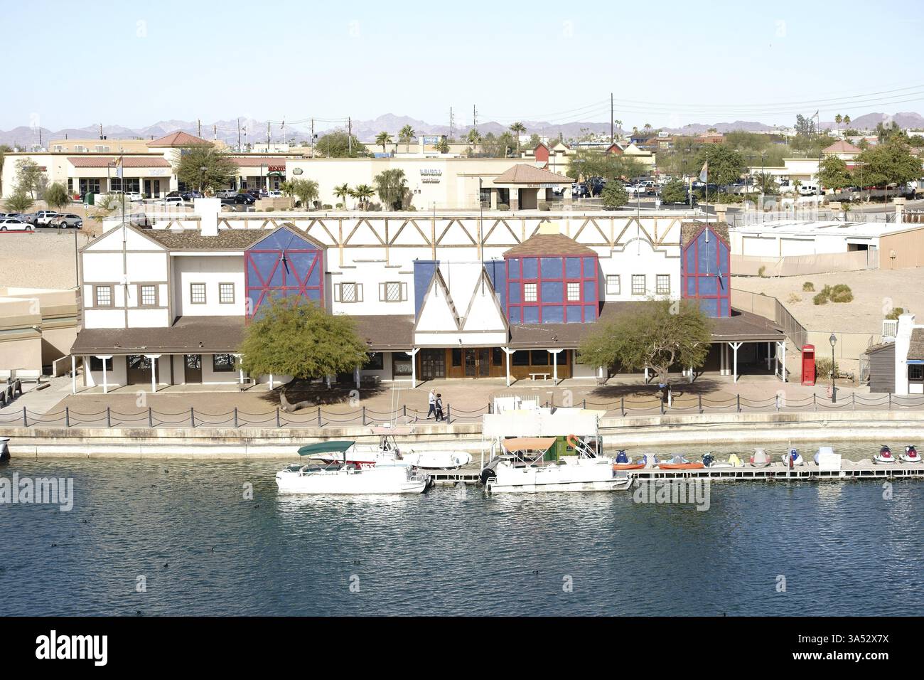Lake Havasu City, USA - 23. Dezember 2015: Farbenfrohe Häuser und Bootshäuser am Ufer des Lake Havasu mit Bootsanlegestellen am 23. Dezember 2015 Stockfoto