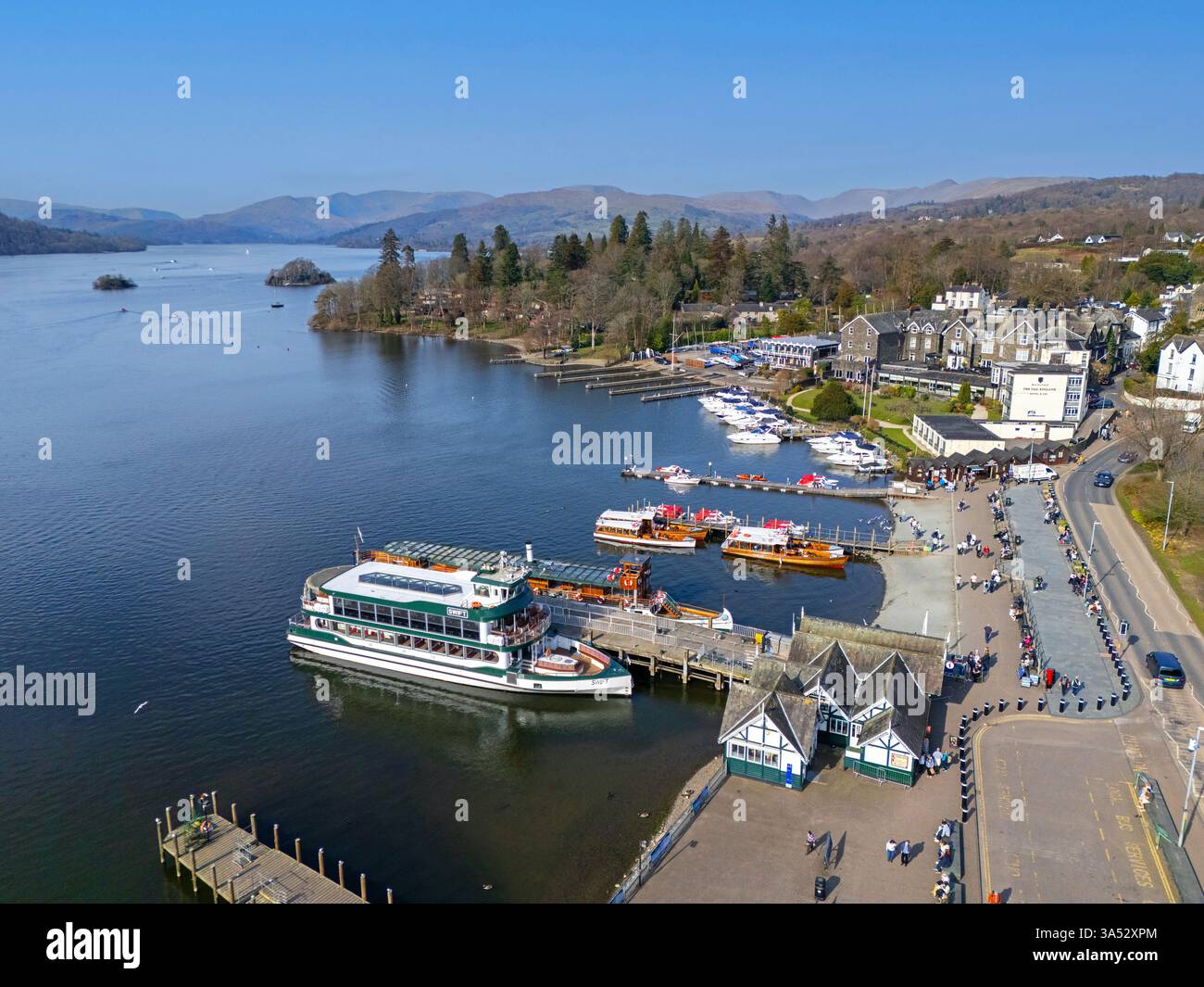 Lake Windermere Ferry fotografiert am 1. Frühlingstag an der Küste von Bowness-on-Windermere, Cumbria. März 2025. Stockfoto