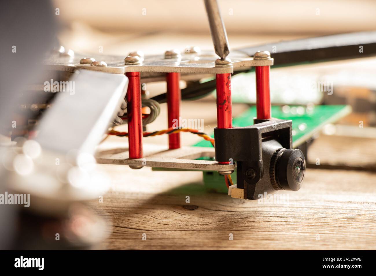 Die abgestürzte russische FPV-Drohne liegt auf Holzbrettern in der Ukraine Stockfoto