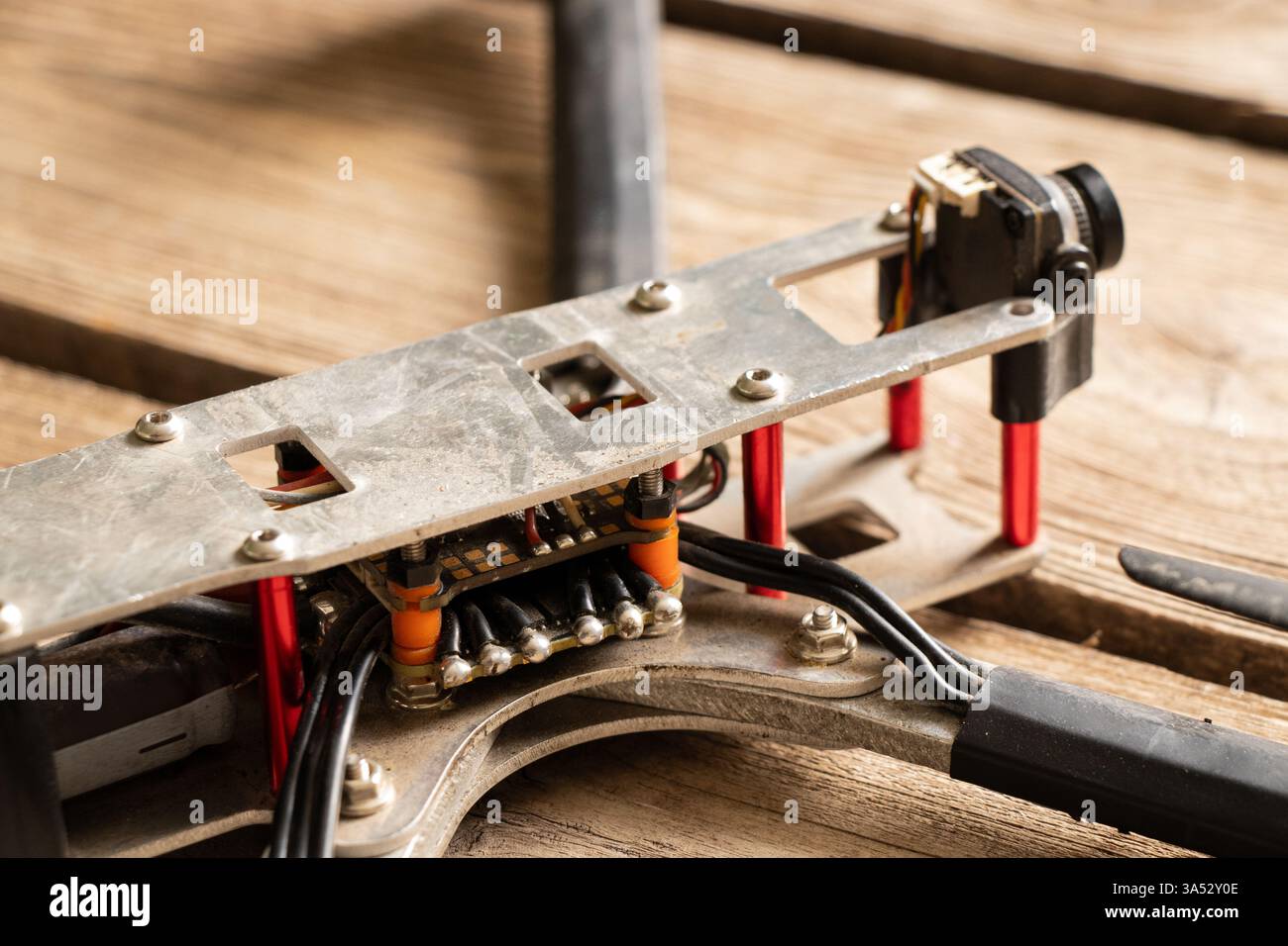 Die abgestürzte russische FPV-Drohne liegt auf Holzbrettern in der Ukraine Stockfoto