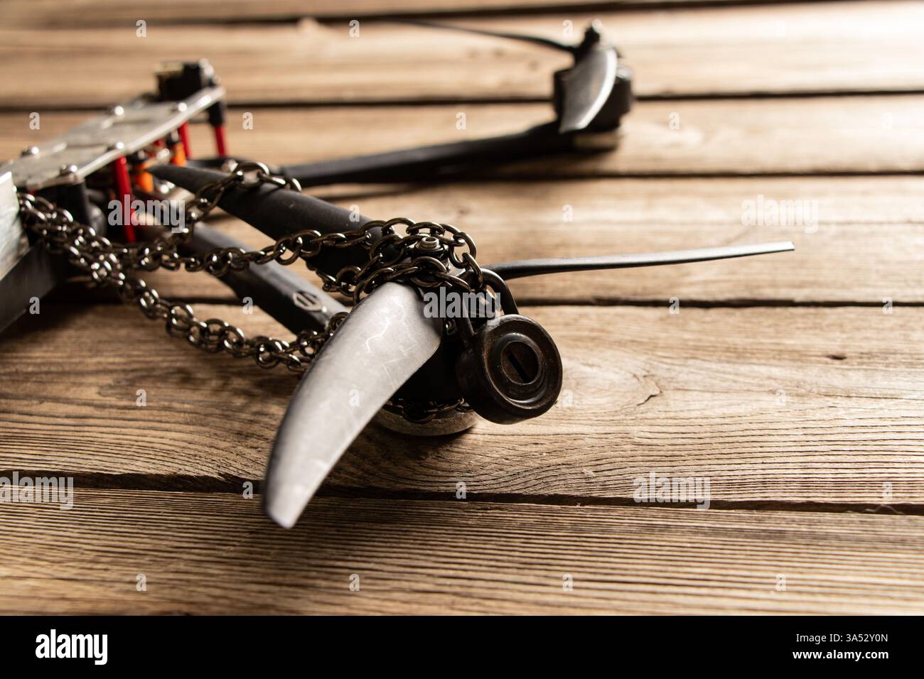 Die abgestürzte russische FPV-Drohne liegt auf Holzbrettern in der Ukraine Stockfoto