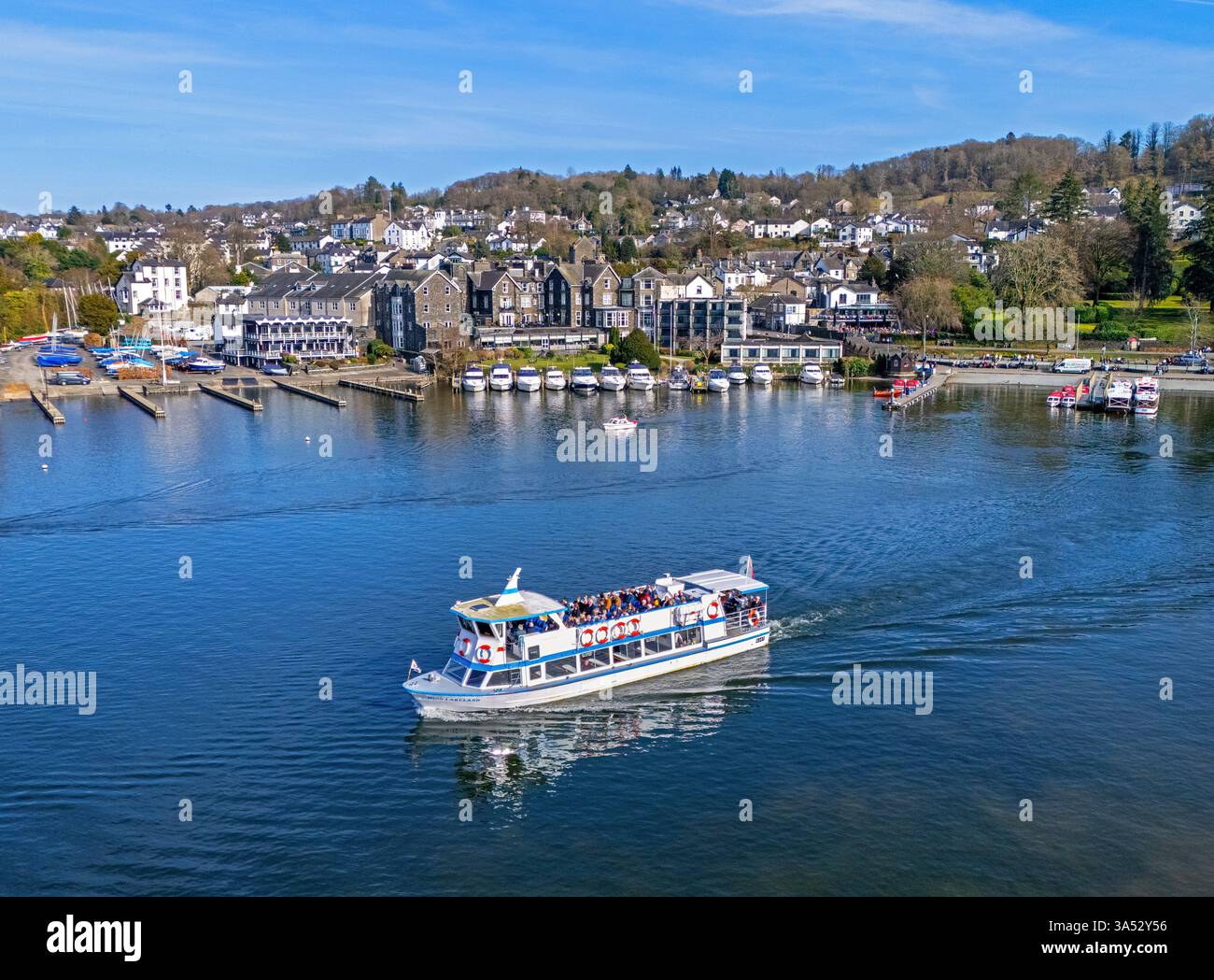 Lake Windermere Ferry fotografiert am 1. Frühlingstag an der Küste von Bowness-on-Windermere, Cumbria. März 2025. Stockfoto