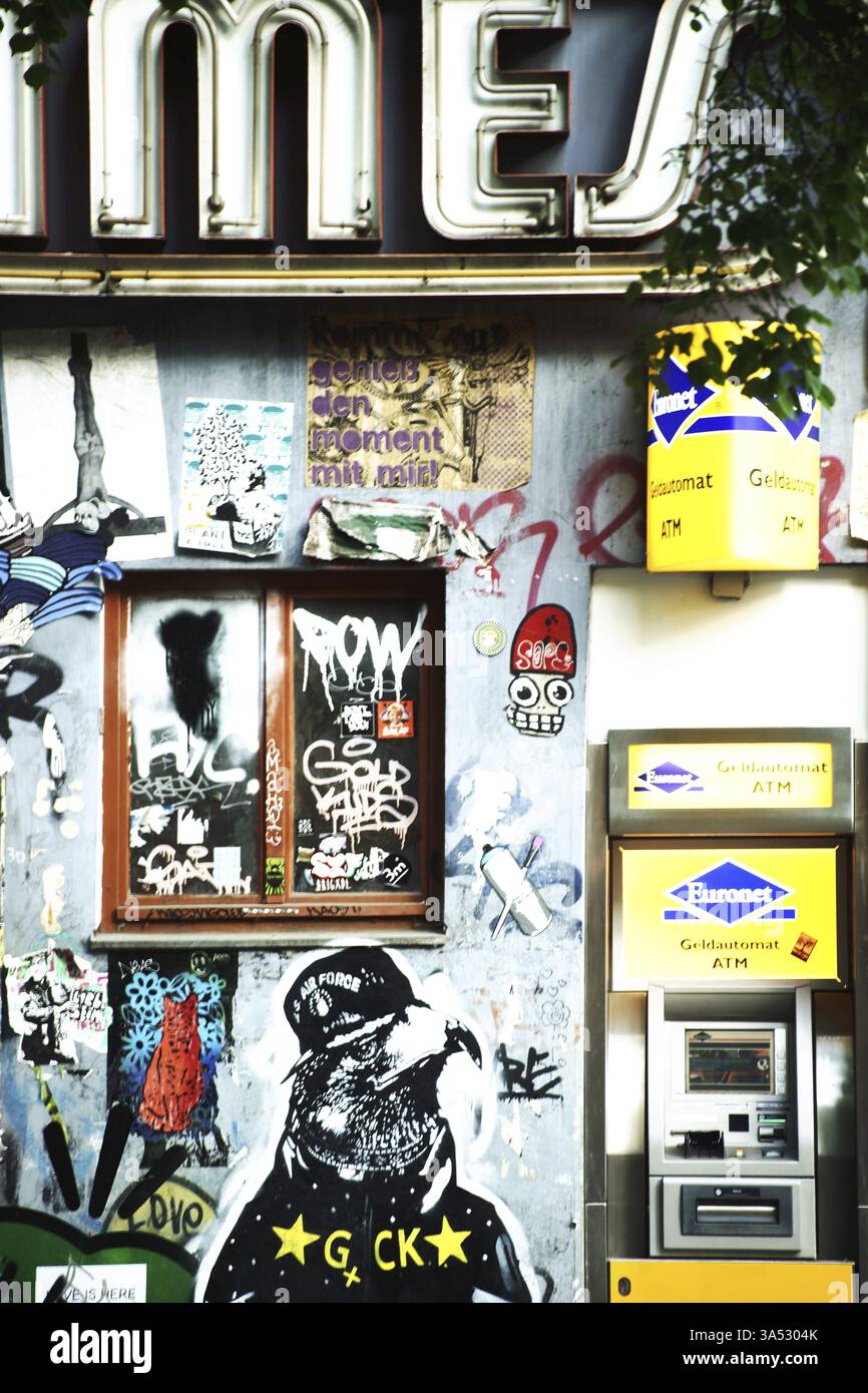 Berlin – 09. Mai 2016: Graffiti und Cartoon-ähnliche Street Art neben einem Geldautomaten in Friedrichshain am 9. Mai 2016 in Berlin Stockfoto