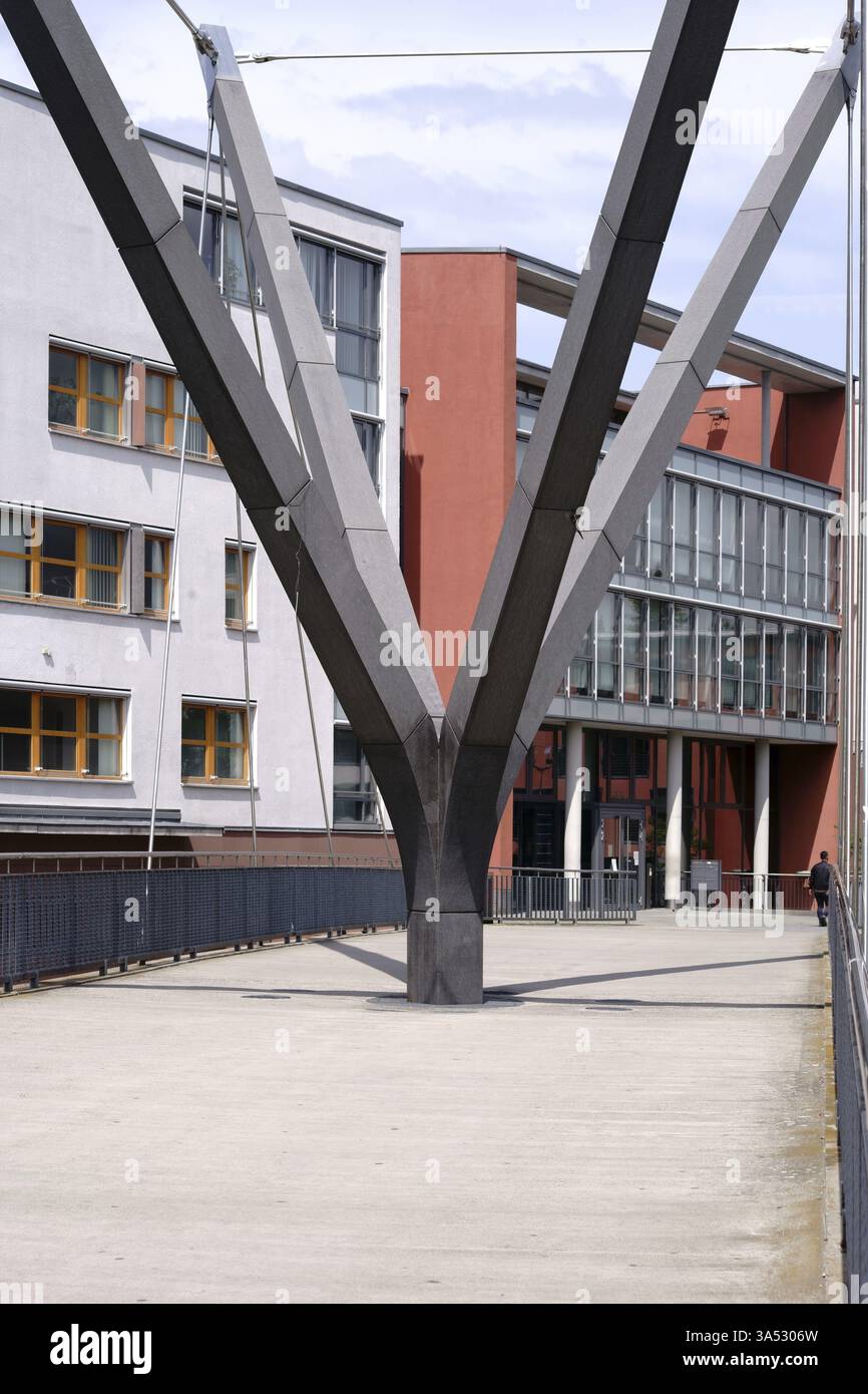 Eine moderne Fußgängerbrücke über den Hessenring in Bad Homburg Stockfoto