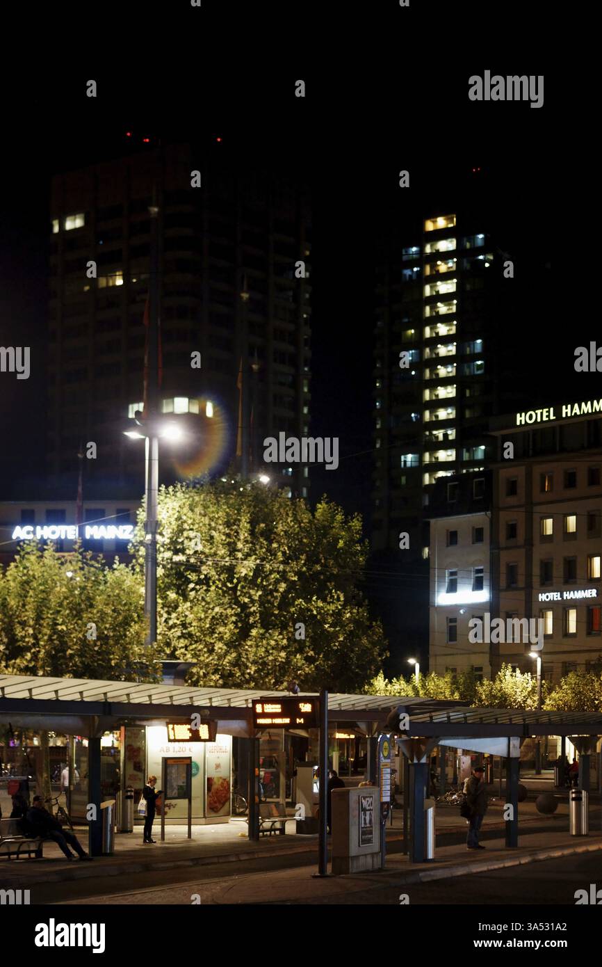 Mainz - 25. September 2018: Die Vordächer des Busbahnhofs und des Bahnhofsvorplatzes am 25. September 2018 in Mainz Stockfoto