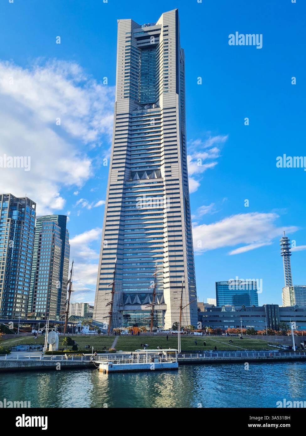 Blick auf den Yokohama Landmark Tower in der Präfektur Kanagawa, Japan. Stockfoto