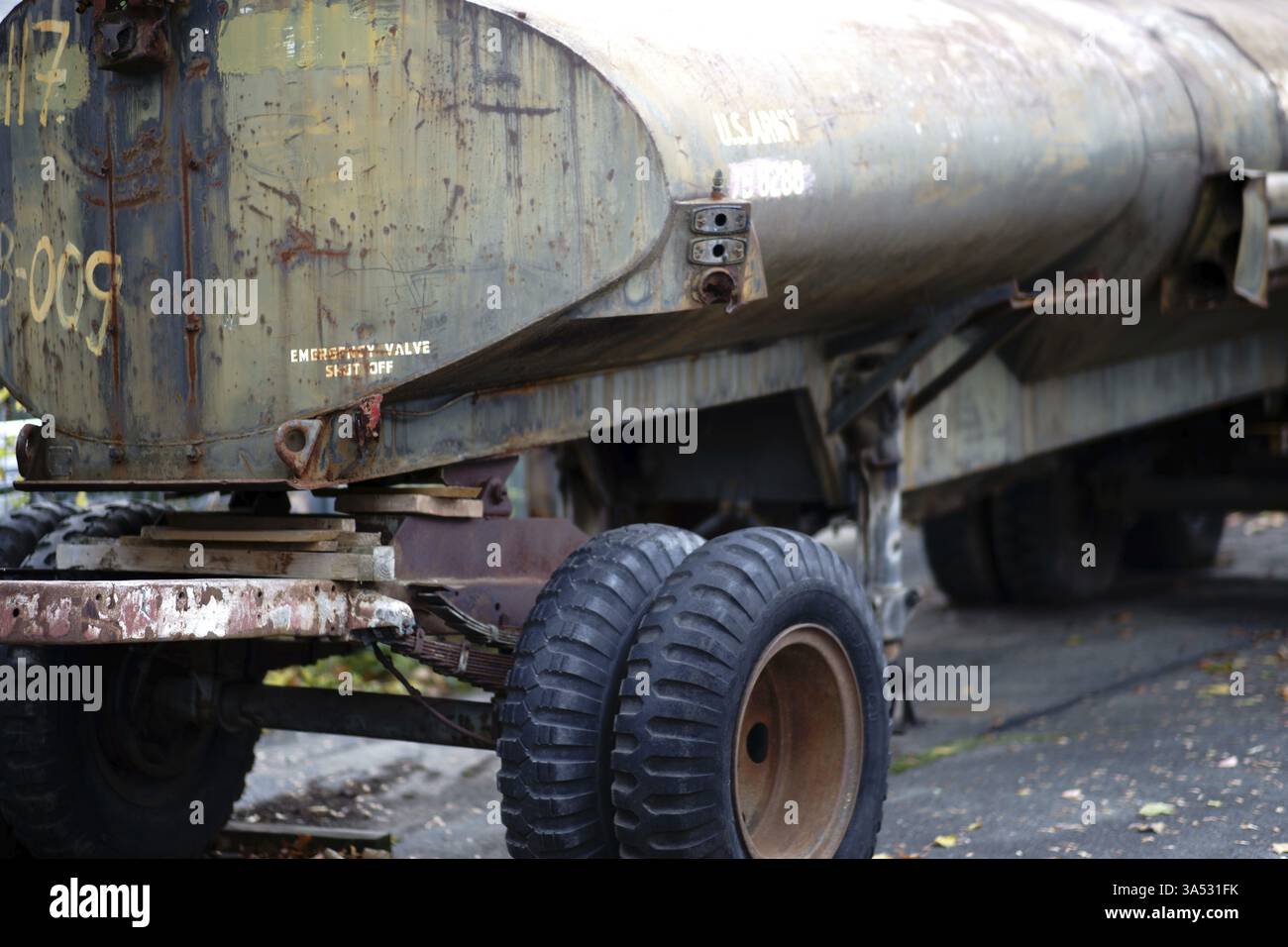 Ein stillgelegter und verrosteter Armeepanzer für chemische Flüssigkeiten der amerikanischen Streitkräfte Stockfoto