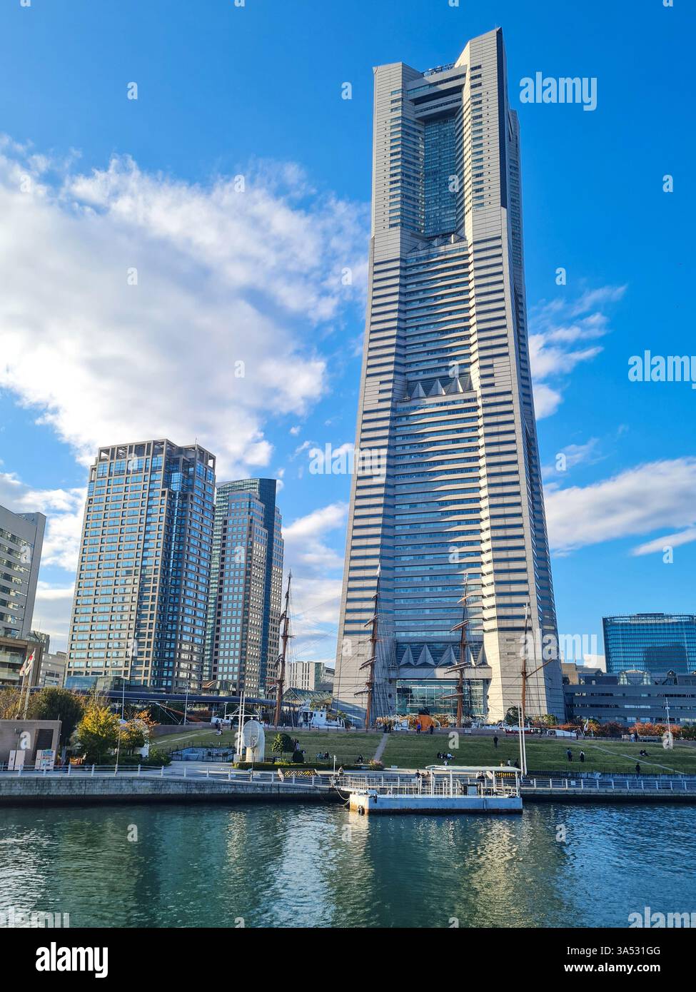 Blick auf den Yokohama Landmark Tower in der Präfektur Kanagawa, Japan. Stockfoto