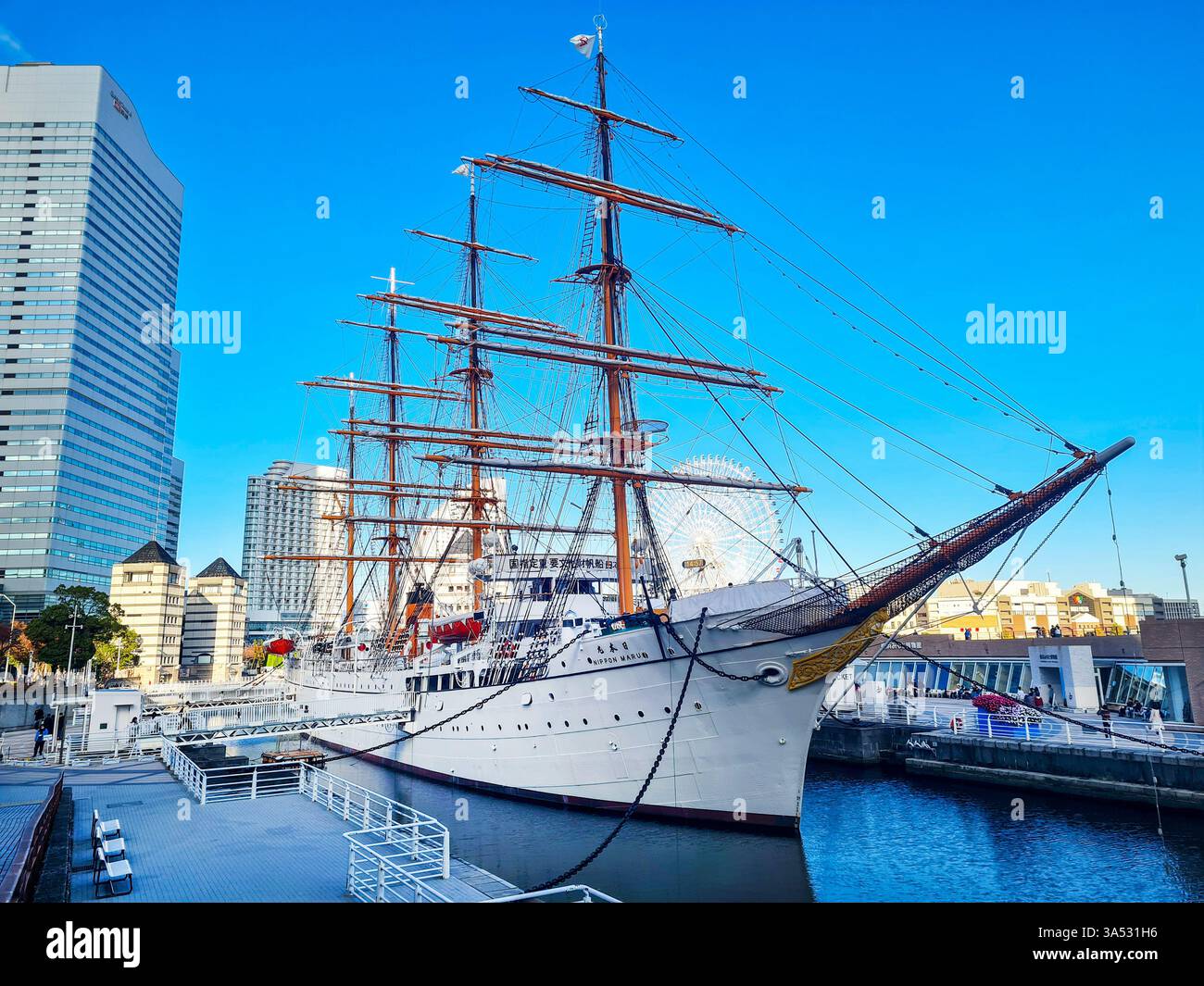 Yokohama Port Museum und das Nippon Maru Segelschulschiff im Nippon Maru Memorial Park im Minatomirai Bezirk von Yokohama, Japan. Stockfoto
