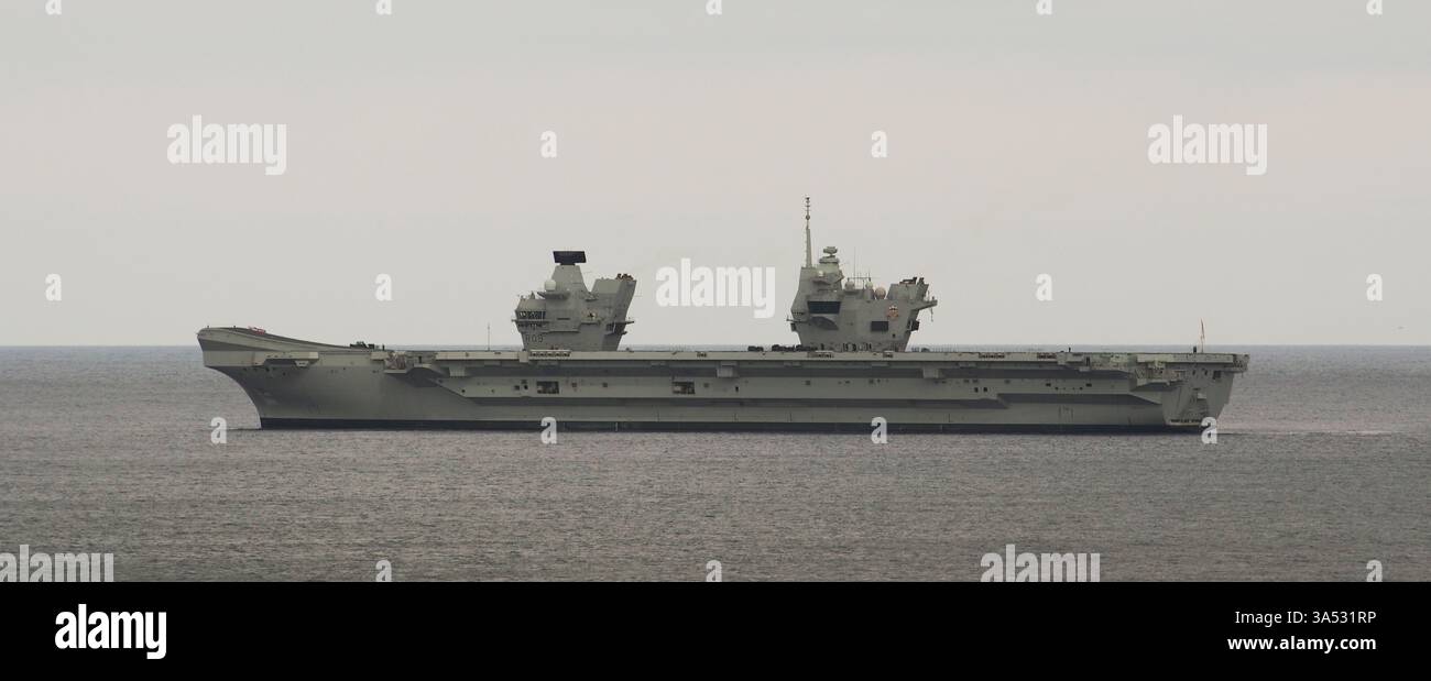 Die HMS Prince of Wales (R09), Flugzeugträger der Queen Elizabeth-Klasse und Flottenflaggschiff der Royal Navy in Hayle Beach, Cornwall, England Stockfoto