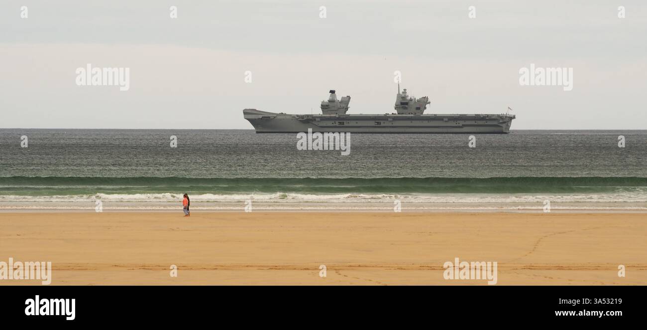 Die HMS Prince of Wales (R09), Flugzeugträger der Queen Elizabeth-Klasse und Flottenflaggschiff der Royal Navy in Hayle Beach, Cornwall, England Stockfoto