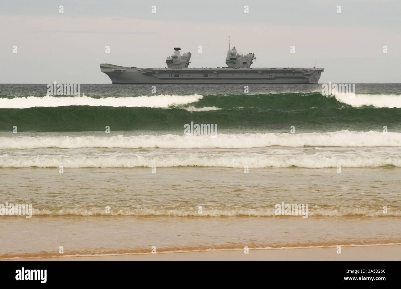 Die HMS Prince of Wales (R09), Flugzeugträger der Queen Elizabeth-Klasse und Flottenflaggschiff der Royal Navy in Hayle Beach, Cornwall, England Stockfoto Die HMS Prince of Wales (R09), Flugzeugträger der Queen Elizabeth-Klasse und Flottenflaggschiff der Royal Navy in Hayle Beach, Cornwall, England Stockfoto