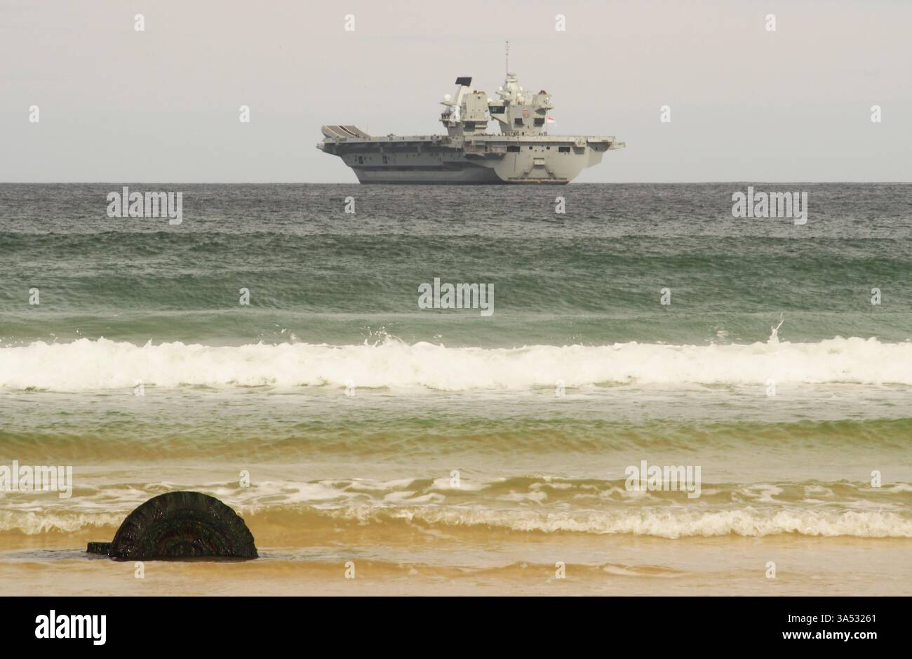 Die HMS Prince of Wales (R09), Flugzeugträger der Queen Elizabeth-Klasse und Flottenflaggschiff der Royal Navy in Hayle Beach, Cornwall, England Stockfoto Die HMS Prince of Wales (R09), Flugzeugträger der Queen Elizabeth-Klasse und Flottenflaggschiff der Royal Navy in Hayle Beach, Cornwall, England Stockfoto