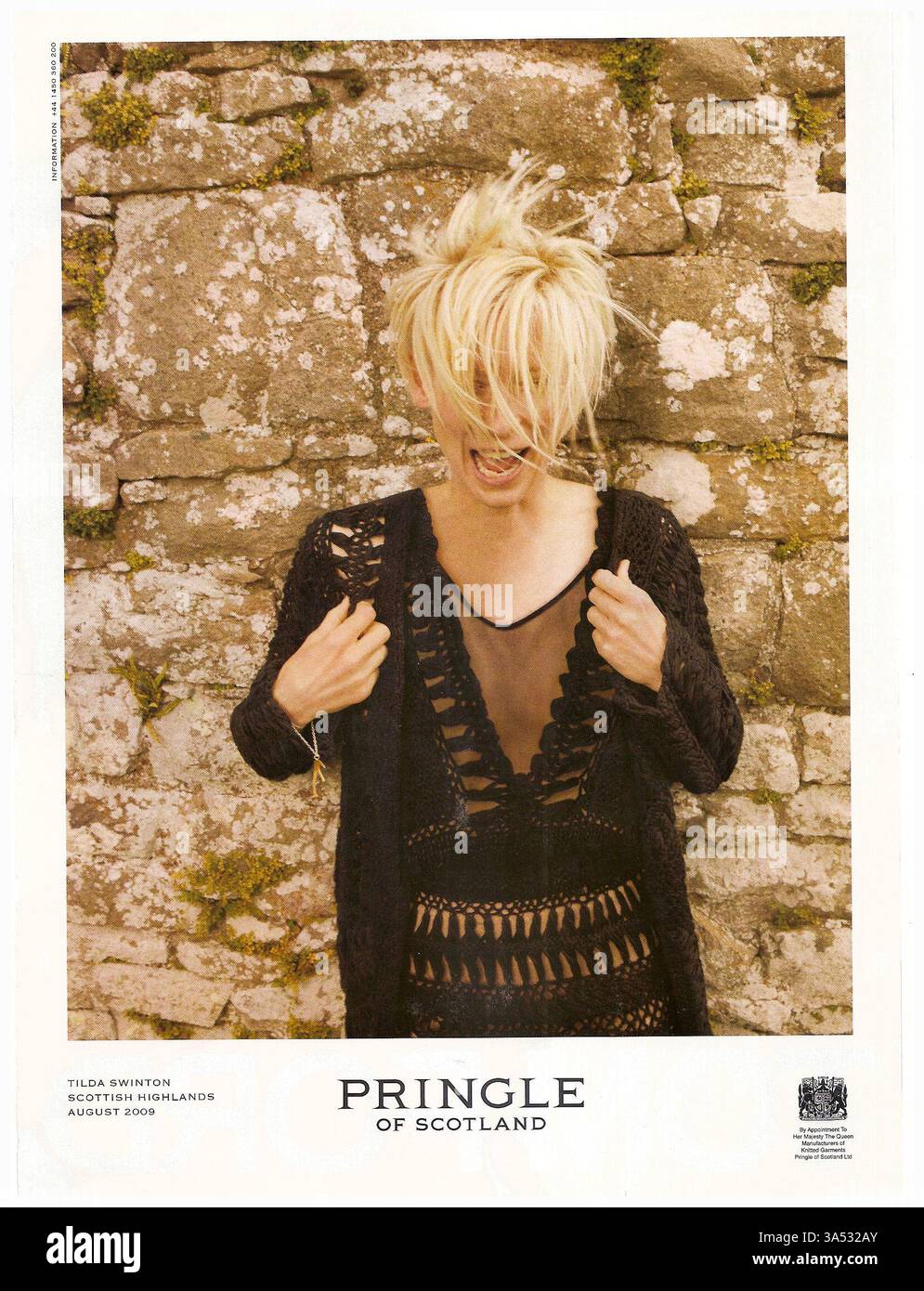 2010 Werbung für Pringle of Scotland mit der Schauspielerin Tilda Swinton für ihre Frühjahr/Sommer-Kollektion. Swinton trägt eine dunkle, strukturierte Strickjacke mit tiefem V-Ausschnitt, die die Strickmode der Marke zeigt. Stockfoto 2010 Werbung für Pringle of Scotland mit der Schauspielerin Tilda Swinton für ihre Frühjahr/Sommer-Kollektion. Swinton trägt eine dunkle, strukturierte Strickjacke mit tiefem V-Ausschnitt, die die Strickmode der Marke zeigt. Stockfoto