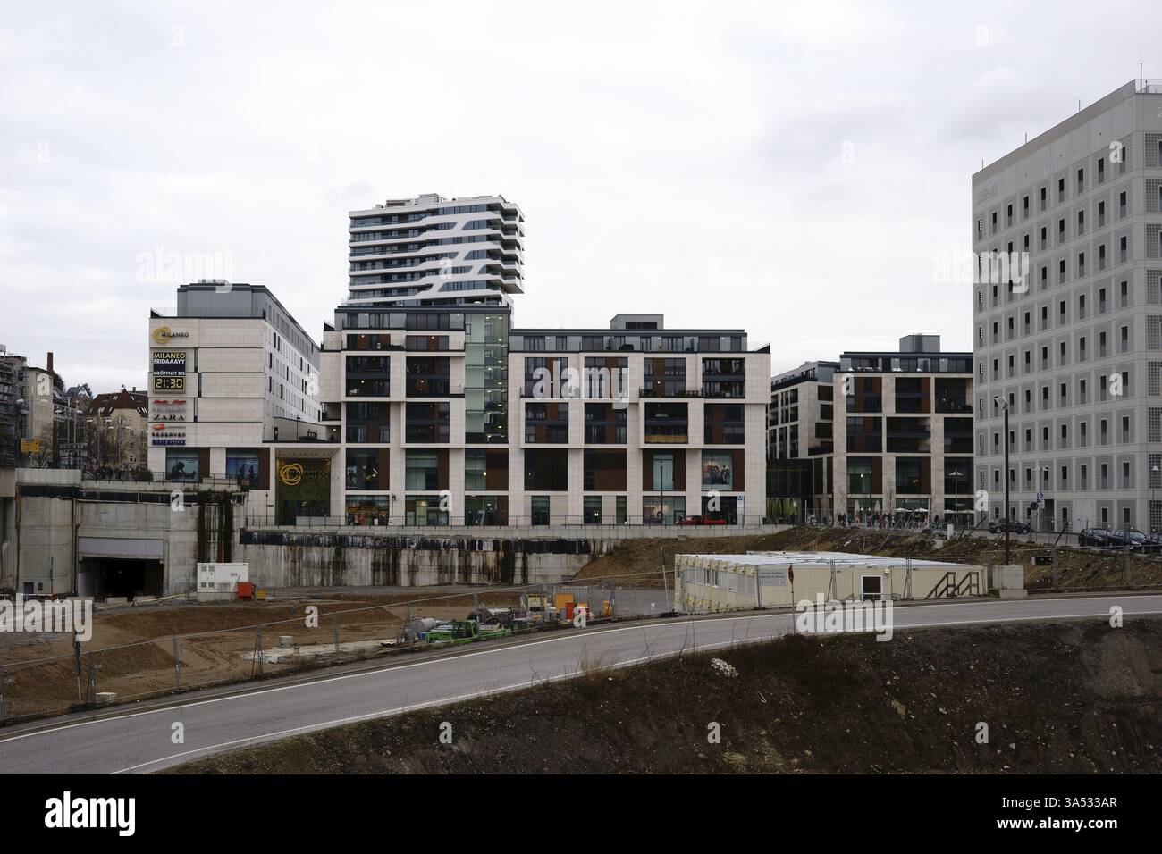 Stuttgart, Deutschland - 03. Februar 2018: Seitenansicht einer ausgehobenen und verstärkten Baugrube auf einer Baustelle am Stuttgarter Zentralstadion Stockfoto