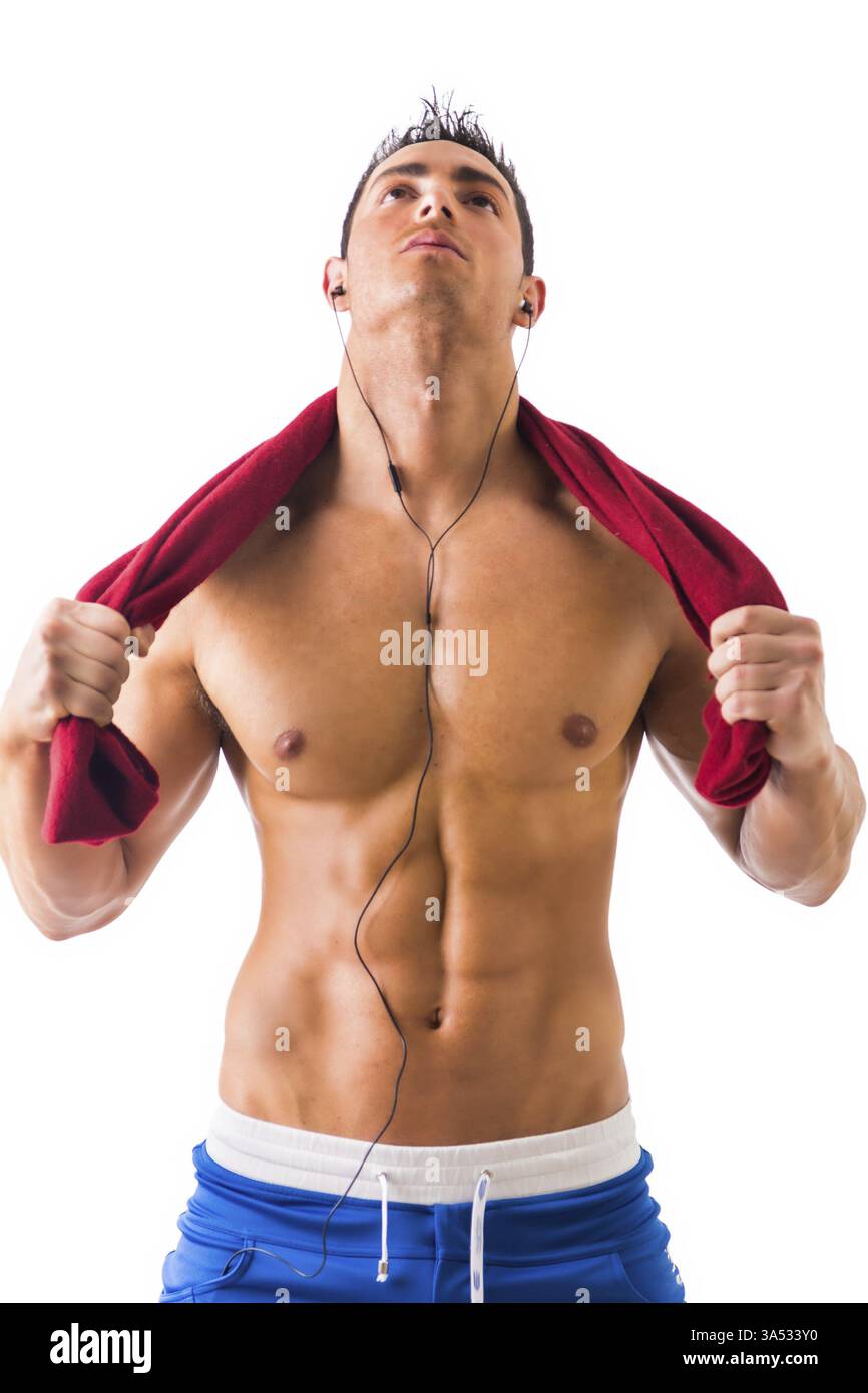 Gut aussehend macht athletischen Kerl Musikhören und halten Handtuch in weißen Hintergrund isoliert Stockfoto