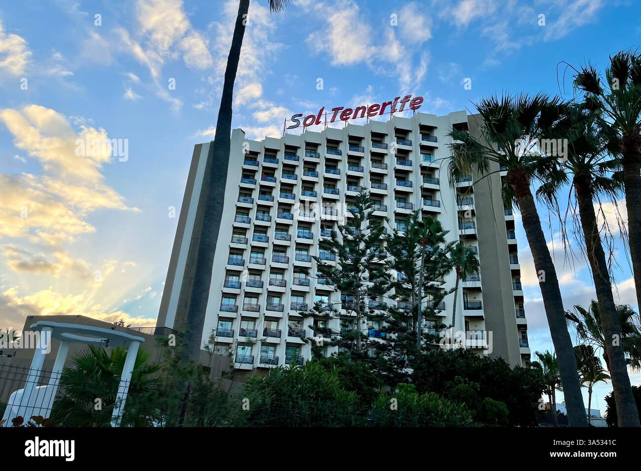 Das Sol Tenerife Hotel. Playa de las Américas, Arona, Teneriffa, Kanarische Inseln, Spanien. Februar 2025. - Smartphone-aufgenommenes Stockfoto