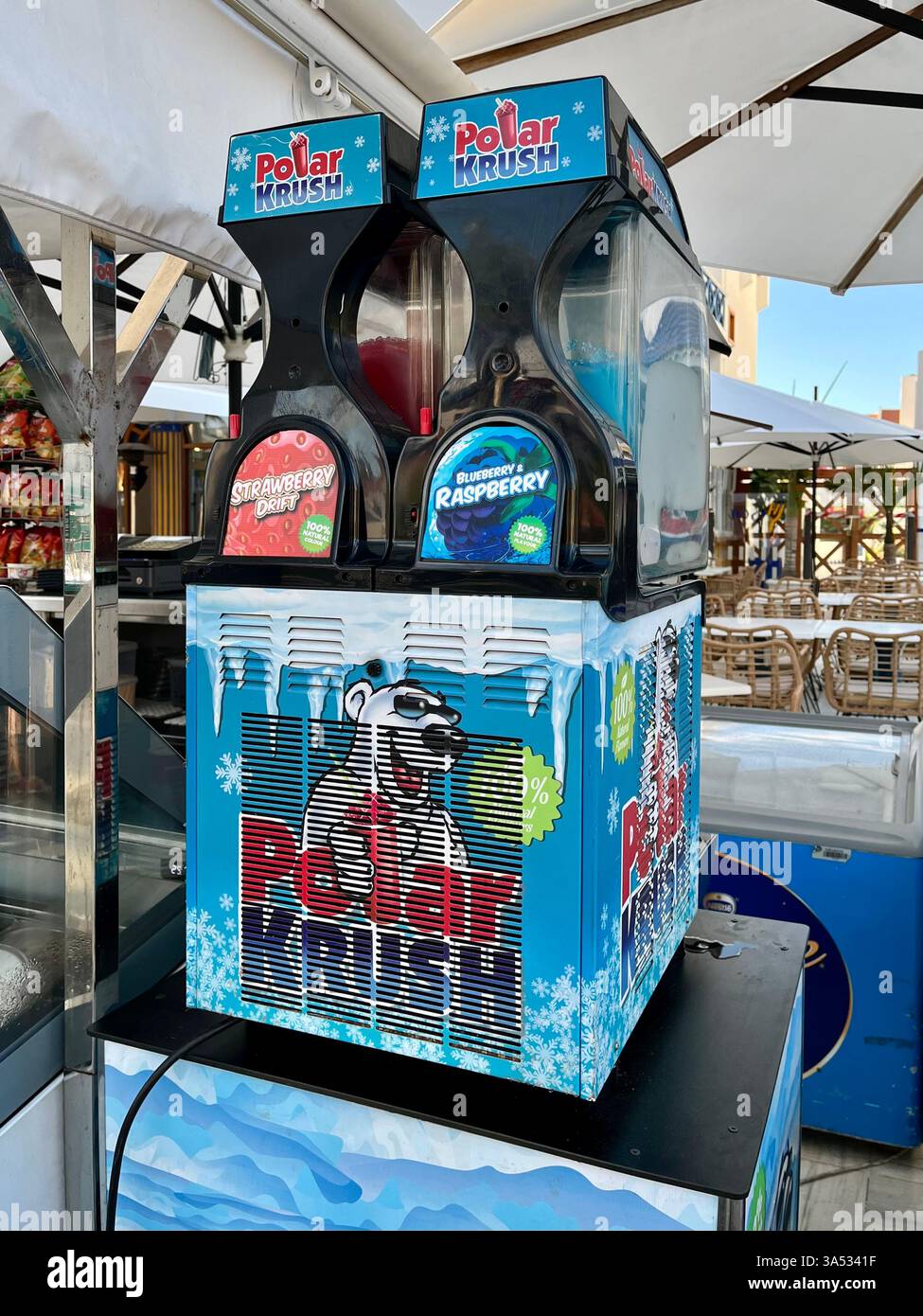 Polar Krush Slush Maschine in Playa de las Américas. Arona, Teneriffa, Kanarische Inseln, Spanien. Februar 2025. - Smartphone-aufgenommenes Stockfoto