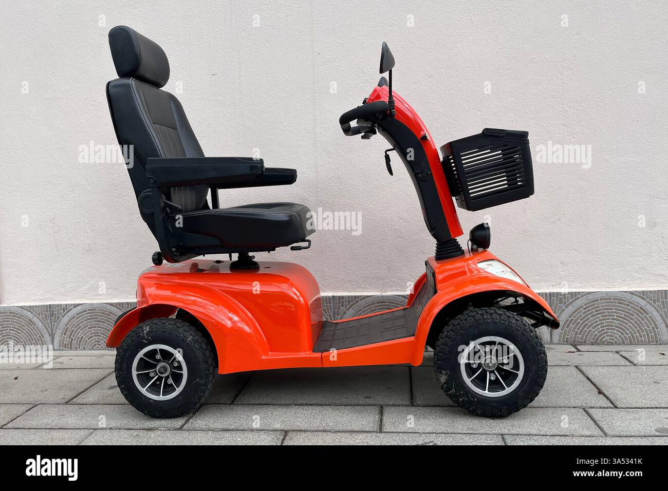 Orange Mobility Roller geparkt in Costa Adeje. Teneriffa, Kanarische Inseln, Spanien. Februar 2025. - Smartphone-aufgenommenes Stockfoto