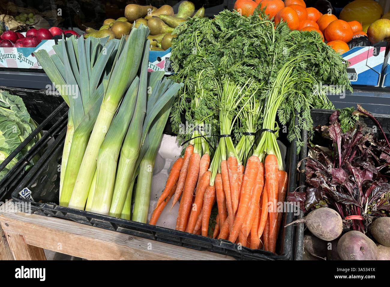Lauch und Karotten zum Verkauf vor einem Gemüseladen in Gorseinon. Swansea, Wales, Vereinigtes Königreich. März 2025. - Smartphone-aufgenommenes Stockfoto