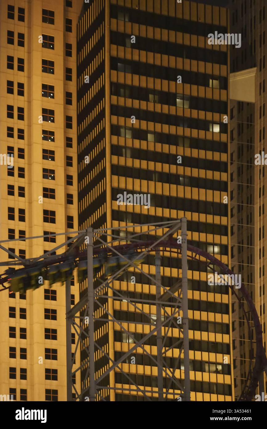 Las Vegas, USA - 23. Dezember 2015: Ein Detail der Fassade des New York New Yorker Hotels und Kasinos bei Nacht mit einer Achterbahn Stockfoto