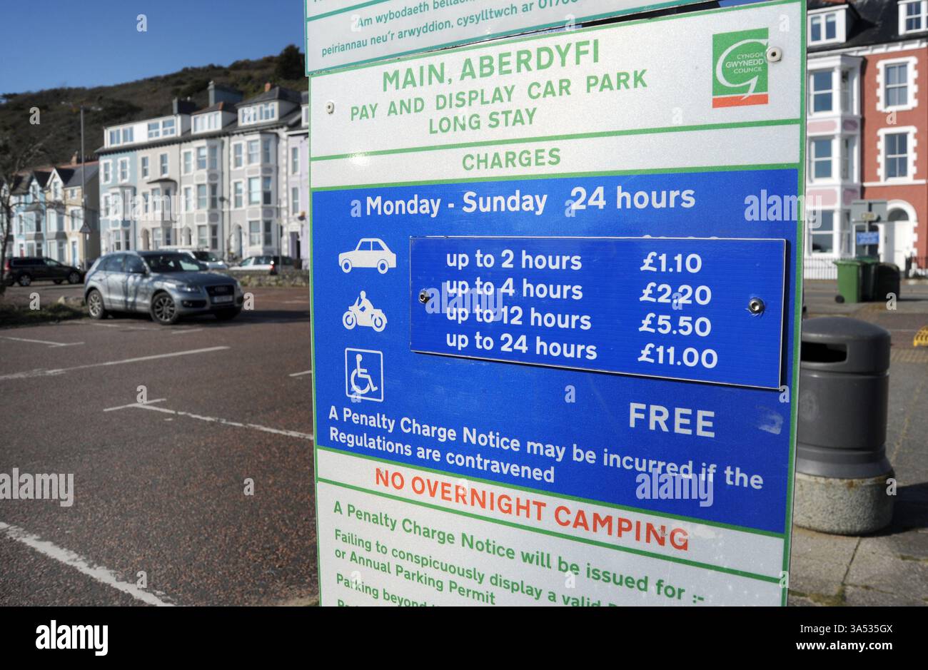 INFORMATIONSSCHILD IN WALISISCH SEASIDE CARPARK RE PARKPLÄTZE EINSCHRÄNKUNGEN BUSSGELDER STRAFEN WALES USW. GROSSBRITANNIEN Stockfoto