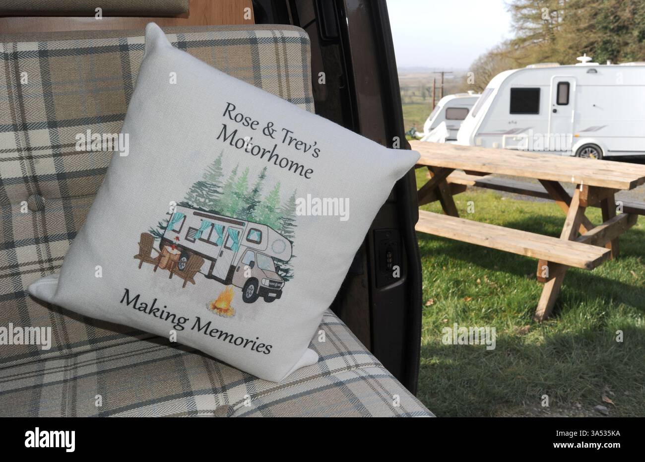 WOHNMOBIL-ERINNERUNGEN KISSEN IM WOHNMOBIL MIT BLICK AUF CAMPINGPLATZ RE RUHESTAND CAMPINGURLAUB USW. GROSSBRITANNIEN Stockfoto
