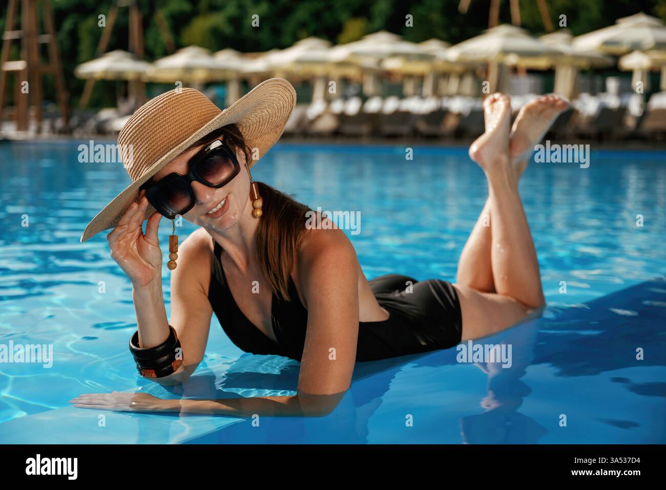 Entspannende Urlaubszeit. Eine schöne junge Frau ist im Resort. Stockfoto