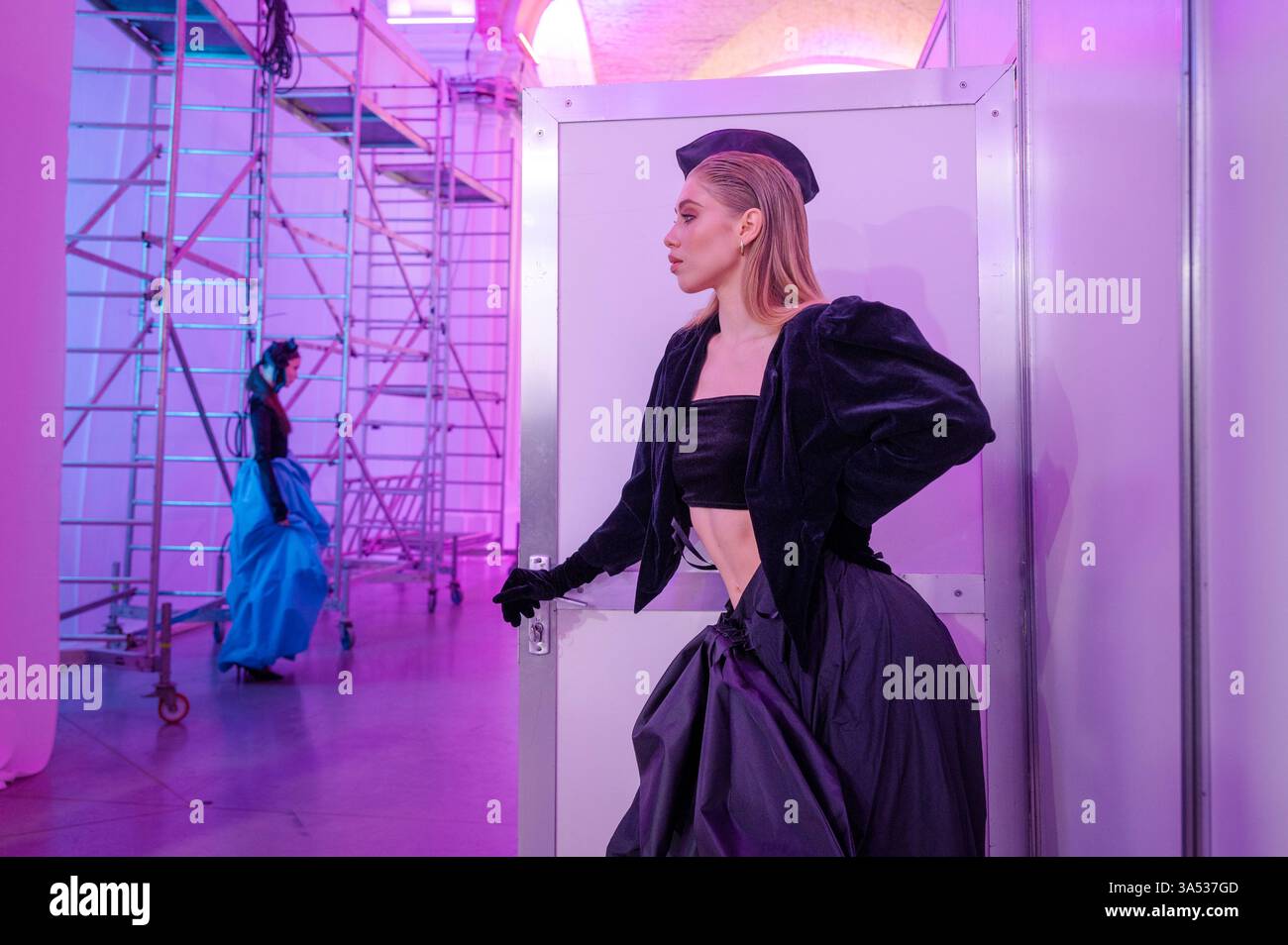 Kiew, Ukraine - 14. Februar 2025: Model in Dobrova-Designerkleidung, posiert vor der Runway-Show der Ukrainischen Fashion Week 2025. Quelle: Artem Hvozdkov / Alamy News Stockfoto