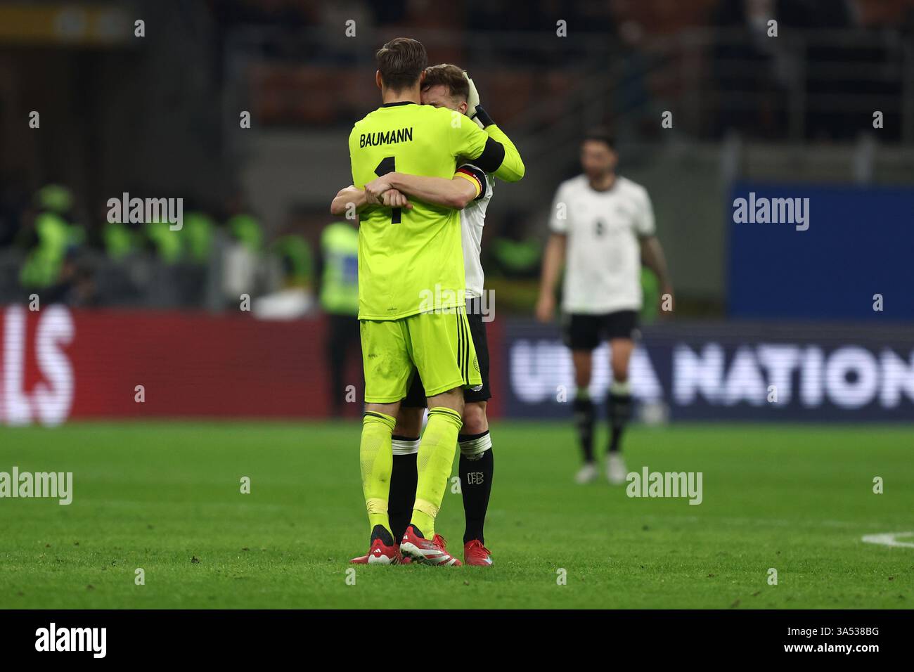Mailand, Italien. März 2025. Oliver Baumann (Deutschland) und Joshua Kimmich (Deutschland) feiern am 20. März 2025 im Stadio San Siro in Mailand das erste Legspiel der UEFA Nations League. Quelle: Marco Canoniero/Alamy Live News Stockfoto
