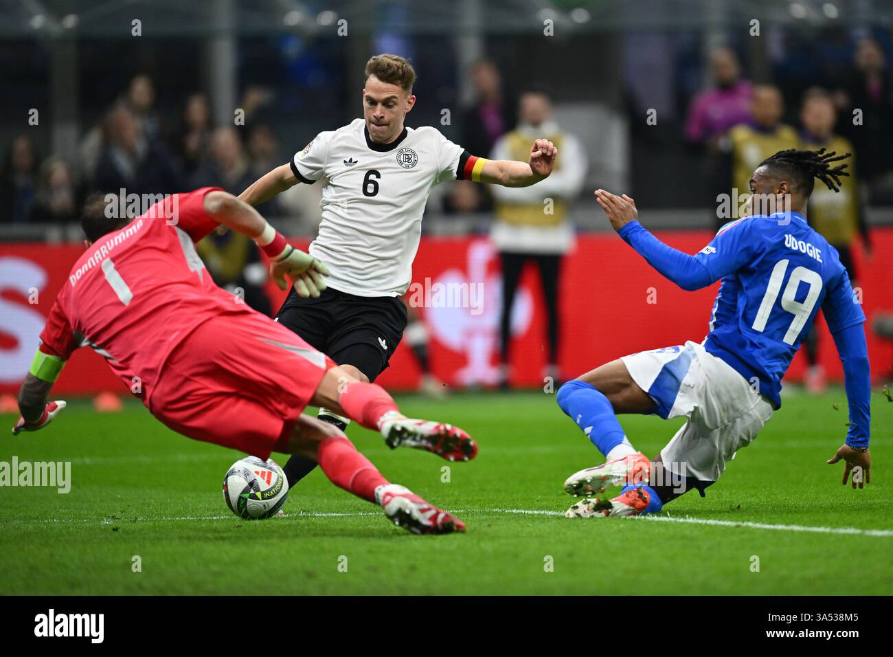 Gianluigi Donnarumma (ITA), Joshua Kimmich (GER) und Destiny Udogie (ITA) sind beim Viertelfinalspiel der UEFA Nations League zwischen Italien und Deutschland am 20. März 2025 im San Siro Stadion in Mailand im Einsatz. Stockfoto