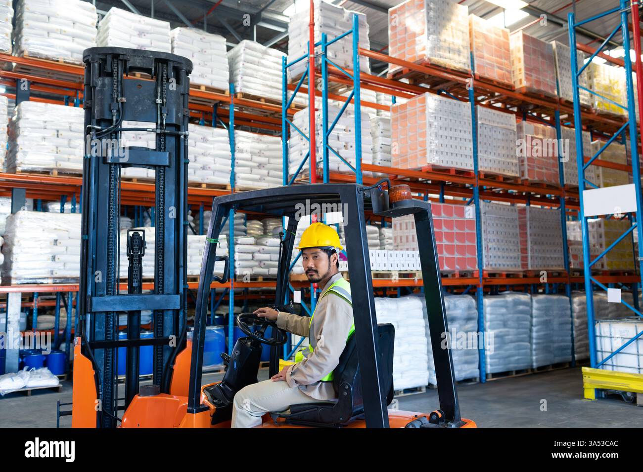 Gabelstapler bedienen, Lagerarbeiter organisieren Lagerbestände effizient in Hochregalen, Kopierraum Stockfoto