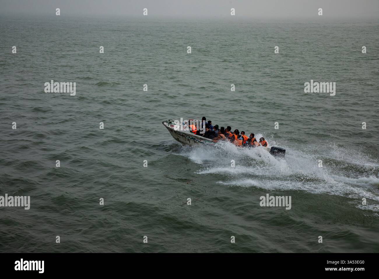 Passagiere fahren auf Schnellbooten entlang der Shimulia-Jajira-Route in Bangladesch über den Padma River. Stockfoto