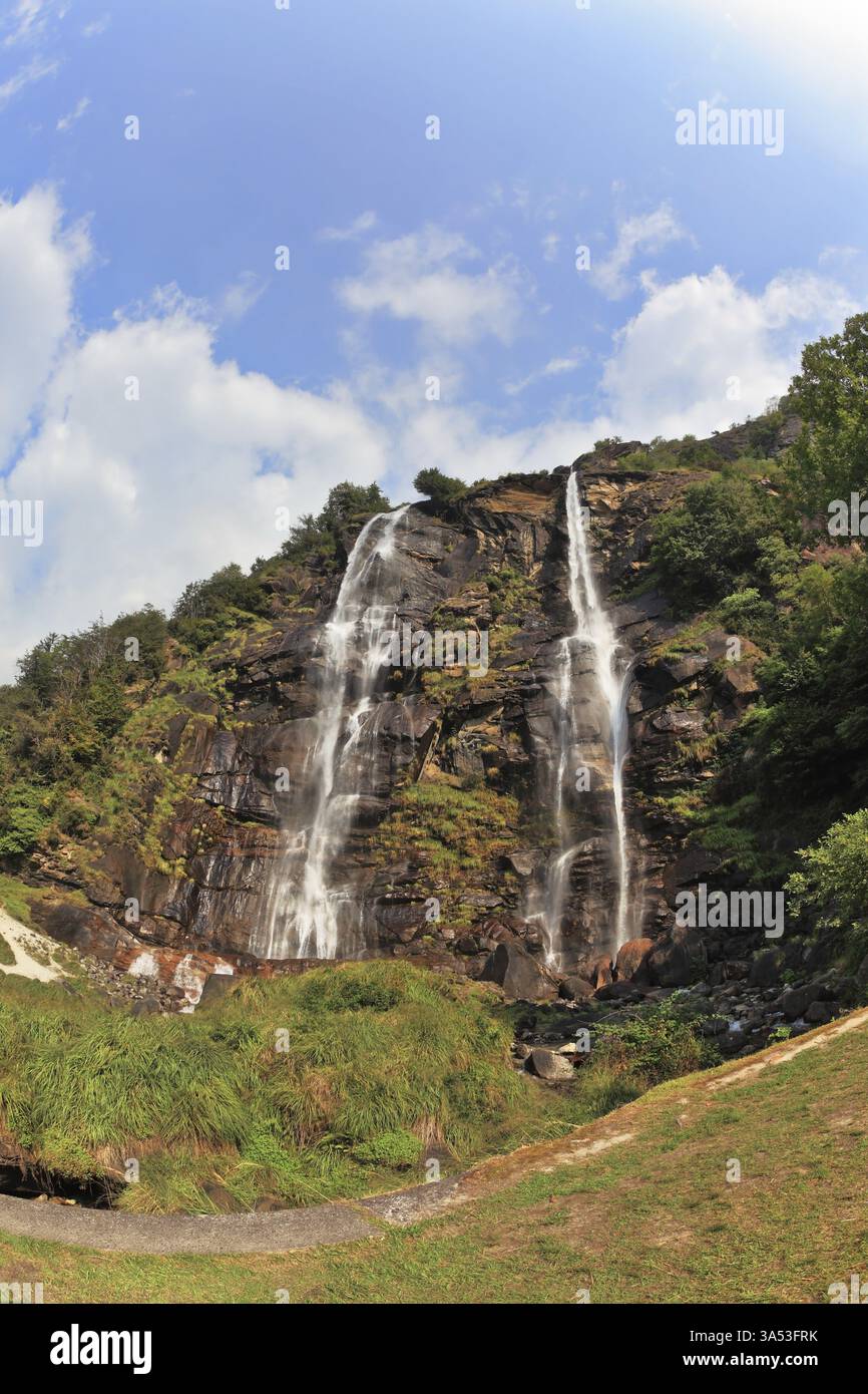Twin Falls in den Bergen Norditaliens. Wanderwege in den Bergen sind einfach und angenehm zu Fuß. Foto: Fischaugenlinse Stockfoto