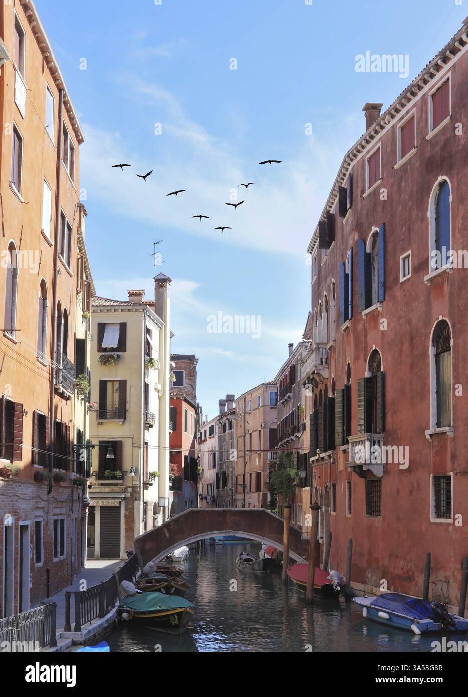 Ewiges fabelhaftes Venedig. Durch einen schmalen Kanal entstand eine elegante Brücke. Die Gondel näherte sich an den Wänden der Häuser. Am Himmel - ein Dreieck Stockfoto Ewiges fabelhaftes Venedig. Durch einen schmalen Kanal entstand eine elegante Brücke. Die Gondel näherte sich an den Wänden der Häuser. Am Himmel - ein Dreieck Stockfoto